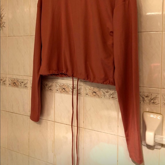 pink crop top with adjustable string tie - Picture 3 of 3